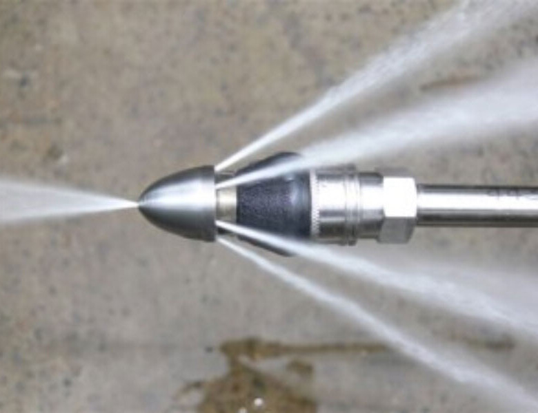 Насадка для гидродинамической чистки канализации крупным планом